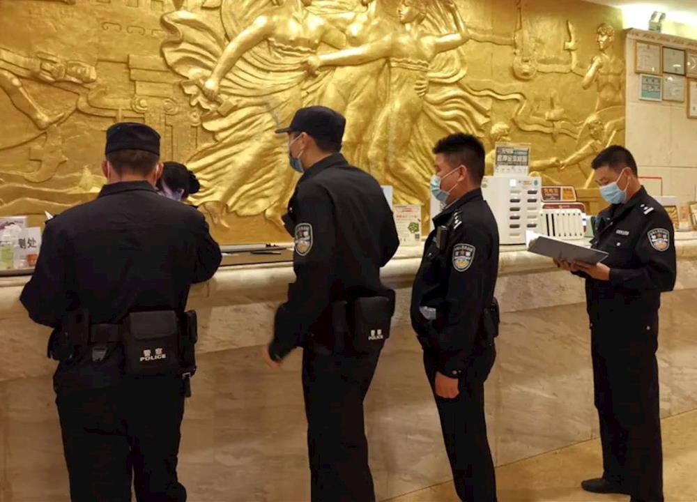 连续3晚弋阳出动大批警察清查宾馆等248家14人被抓