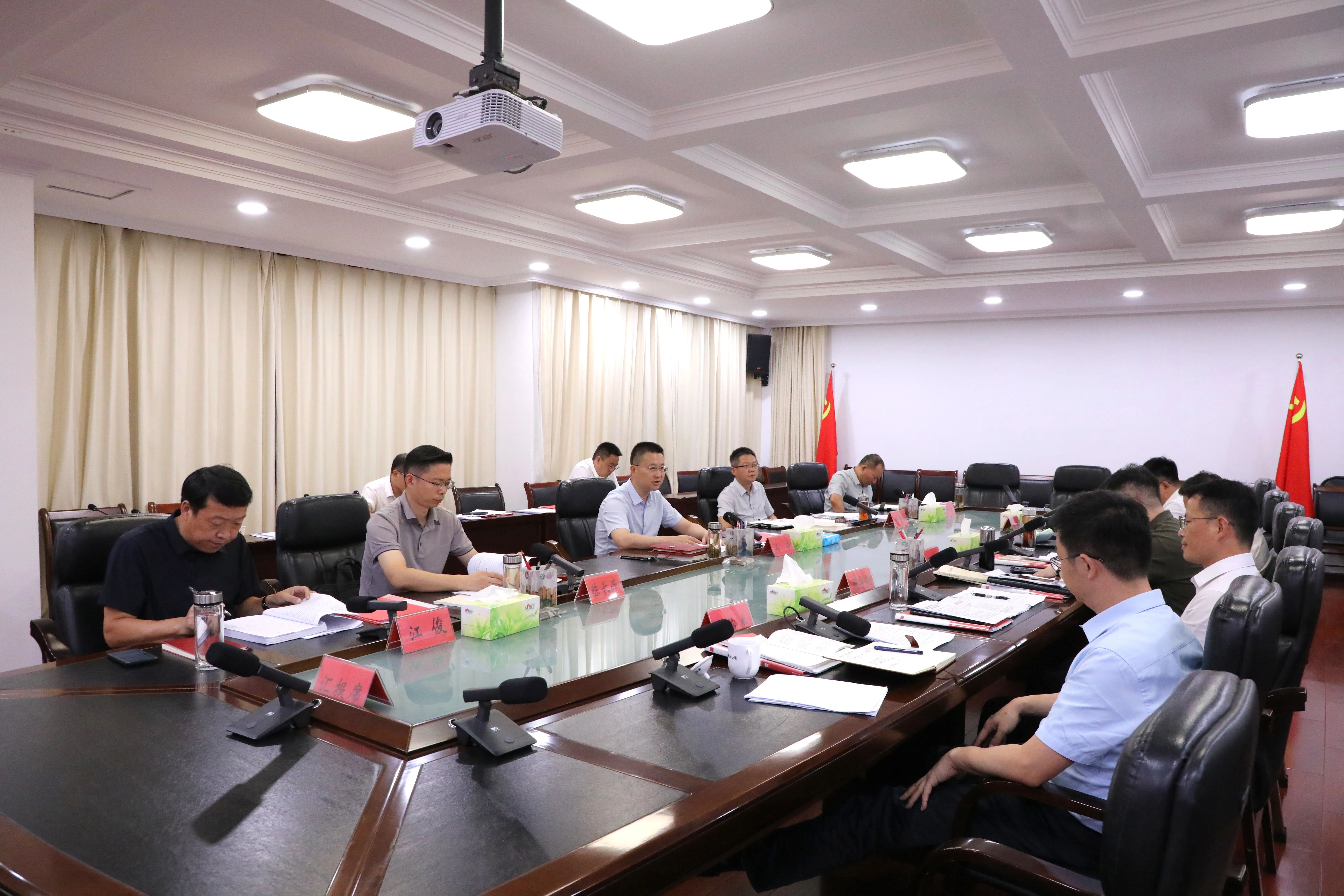 吴华主持召开县委常委会会议
