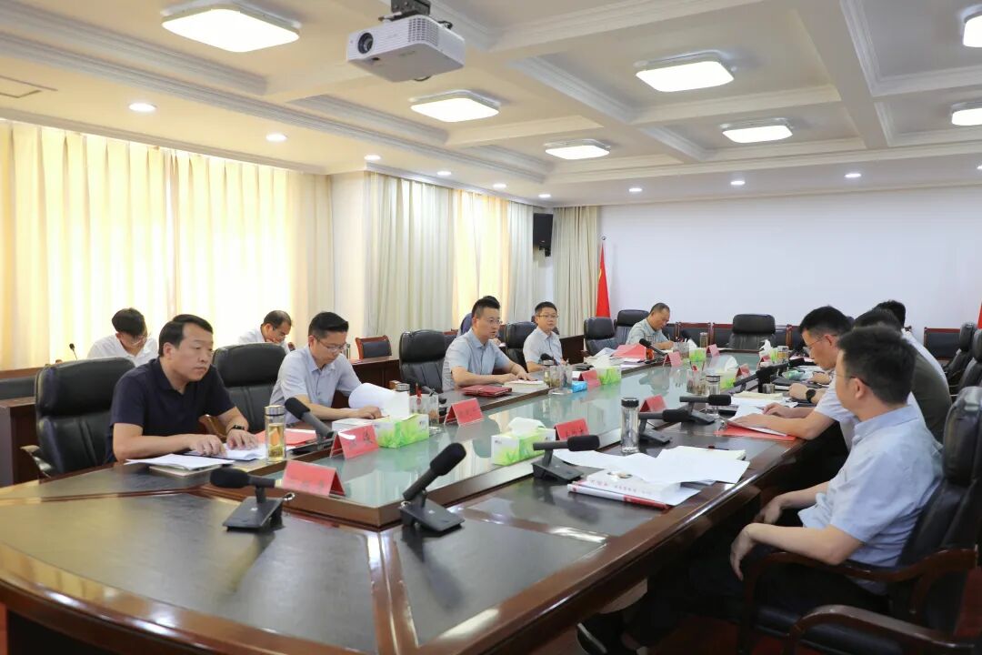 吴华主持召开县委常委会会议